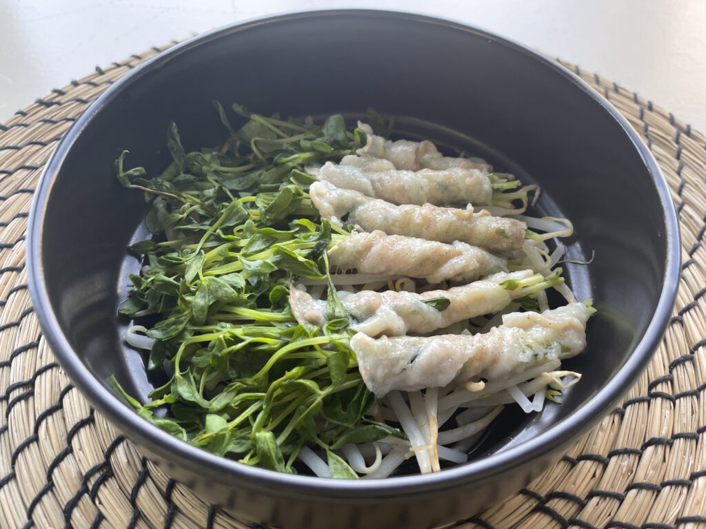 豆苗の豚肉巻き