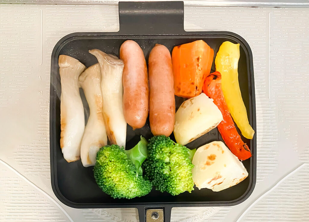 ホットサンドメーカーの1枚で具材を焼く