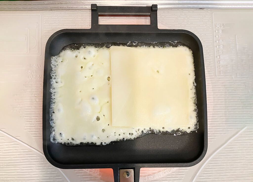 ホットサンドメーカーの1枚でチーズを焼く