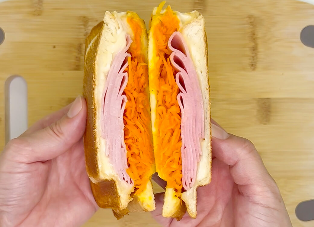 ビタミンカラーのハムチーズホットサンド