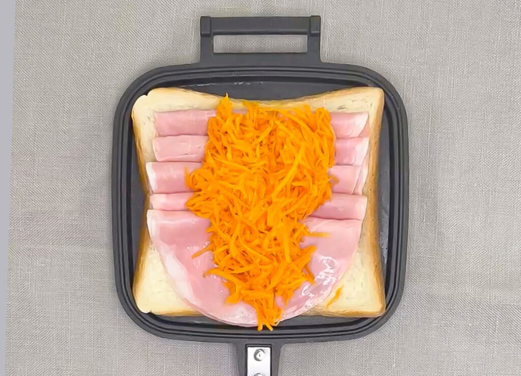 スライスチーズ、ハム、にんじんを並べる