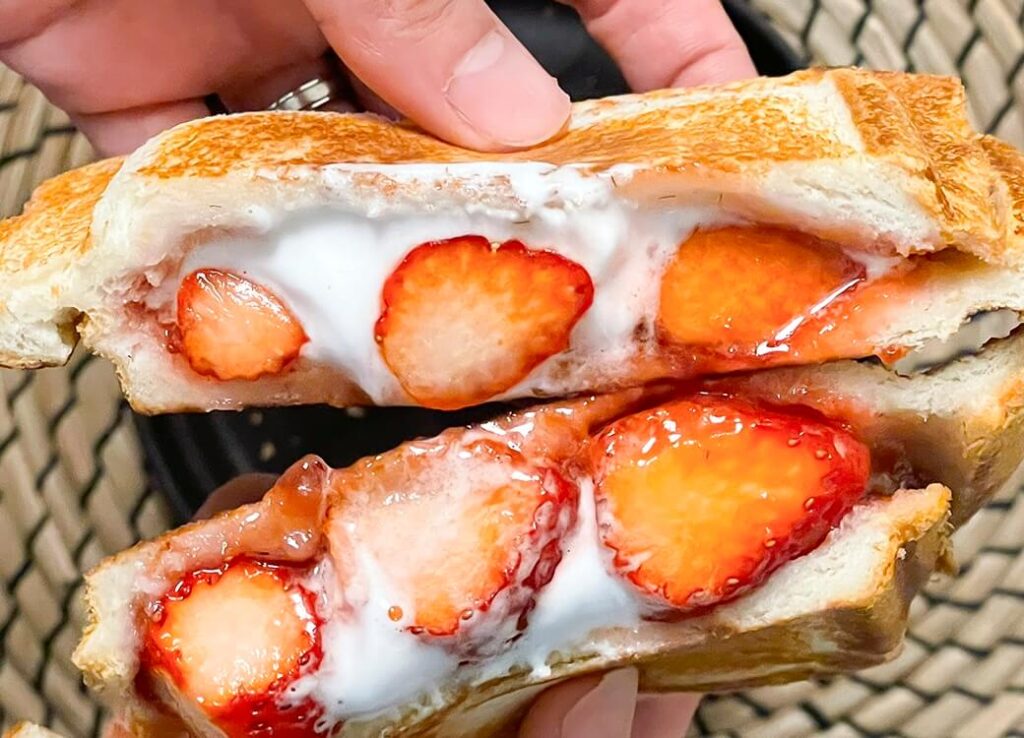 春いちごのマシュマロホットサンド