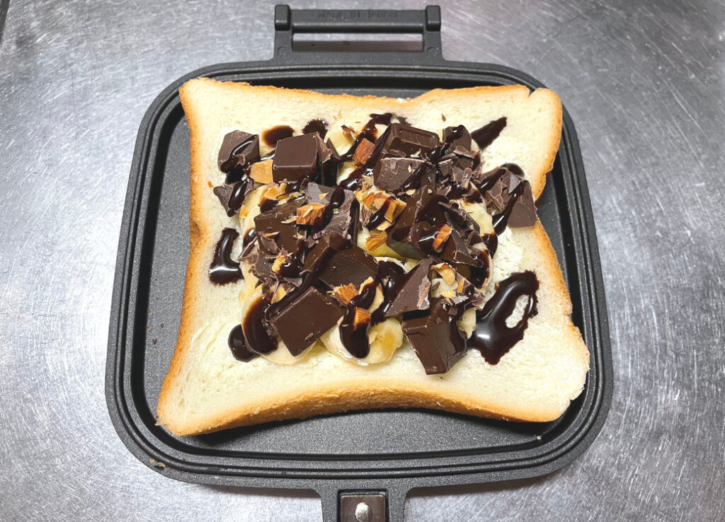 ホットサンドメーカーFTに具材を乗せている